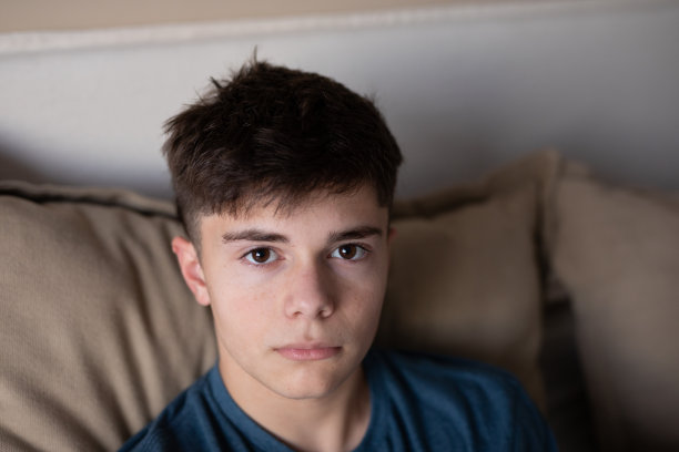 情感的少年的画像图片下载