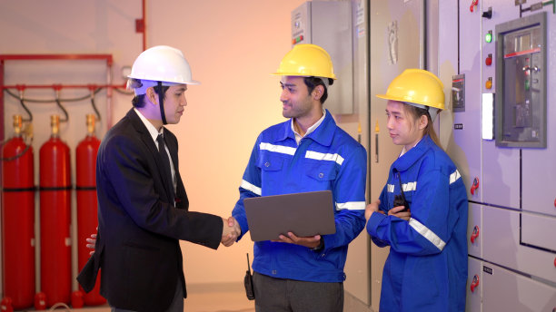 电气工程师在高压电气控制室检查。图片下载