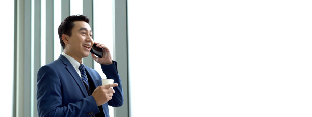 商人正在休息，喝着咖啡。图片下载