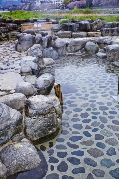 热罗温泉镇的天然温泉，热罗温泉是岐阜县清澈的飞田河旁的一个小镇。图片下载