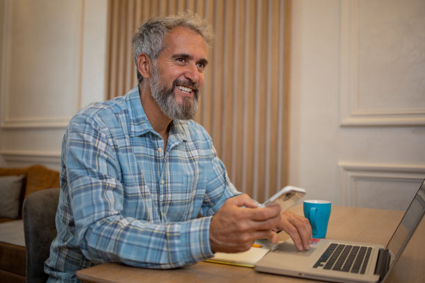 成熟男人在家工作图片下载