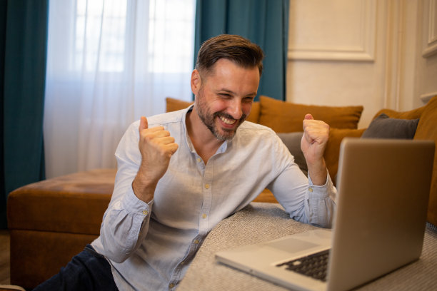 在家工作的男人图片下载