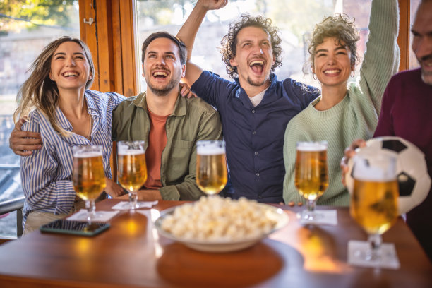 世界杯期间，快乐的体育迷在酒吧里看电视上的足球比赛。图片下载