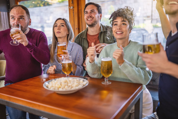 世界杯期间，快乐的体育迷在酒吧里看电视上的足球比赛。图片下载