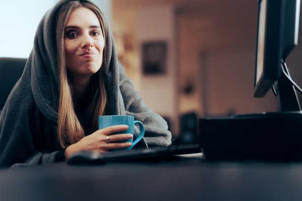 员工在没有暖气的冷冻室工作图片下载