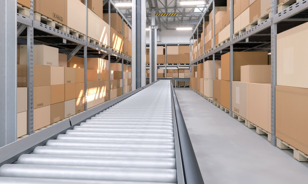 大型配货仓库通道中的空传送带特写图片下载