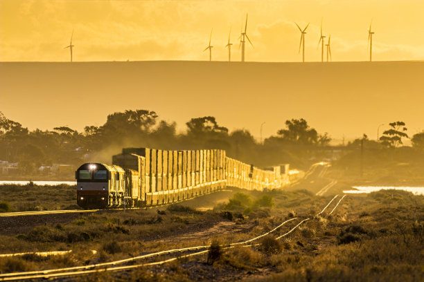 以风能为背景的矿物燃料轨道交通的黄金闪光图片下载