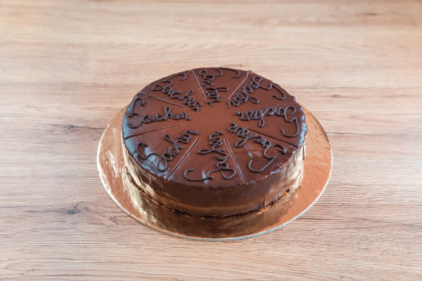 圆萨彻蛋糕在糕点店的餐盘上图片下载