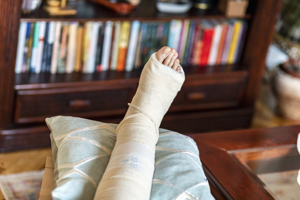 用石膏贴在枕头上的女腿图片下载