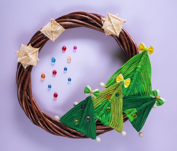 手工制作的圣诞花环，柳条圣诞树和星星图片下载