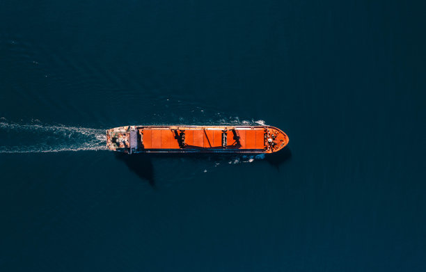 无人机查看货船在海上巡航图片下载