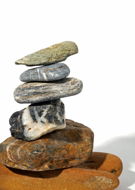 白色背景上孤立的禅宗石图片下载
