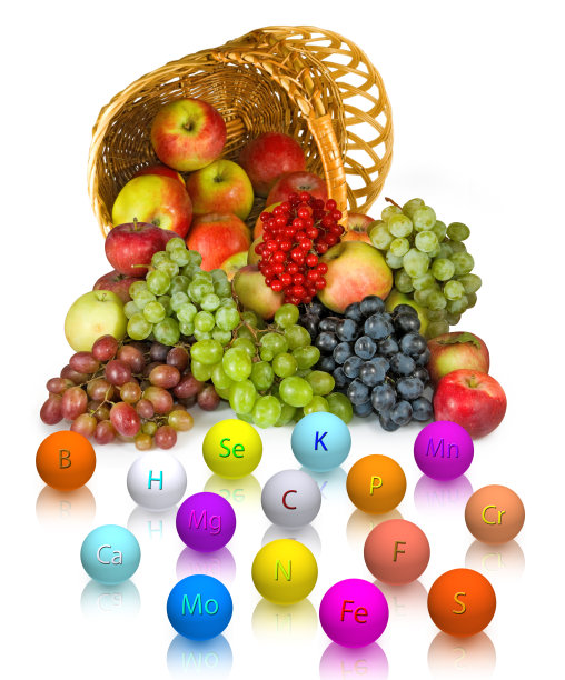 水果和微量元素以球的形式，白色底色上标有微量元素。3 d渲染图片下载