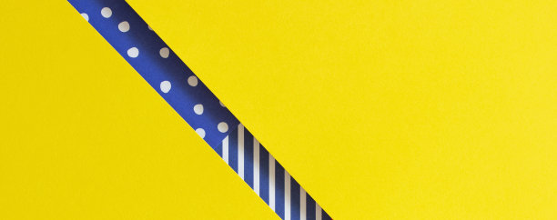 几何风格的时尚论文的纹理背景。黄色，蓝色，白色，条纹和圆点图案。俯视图，平铺图片下载