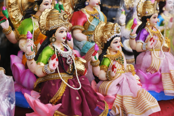 美丽的拉克希米女神雕像在排灯节期间展示出售，印度浦那。手工制作的事迹偶像。图片下载