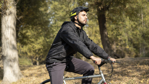 骑自行车的人在森林里骑自行车图片下载