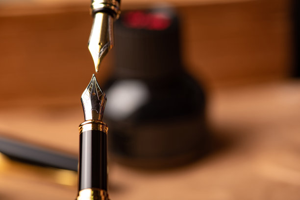 钢笔，漂亮的细节钢笔放在一起，有选择性的聚焦。图片下载