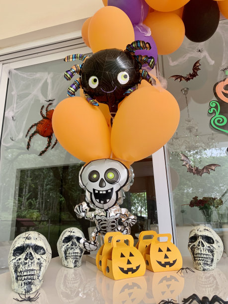 万圣节庆典上的纸杯蛋糕图片下载