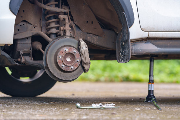 汽车车轮修理室外无轮胎在路上汽车车库故障故障后更换备件图片下载