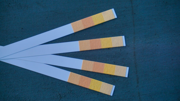 分离在黑色背景上的石蕊试纸。带酸性测试的通用ph纸指示纸图片下载