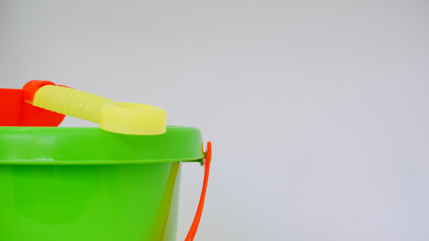 孩子们绿色的水桶和红色的铁锹暑假概念图片下载