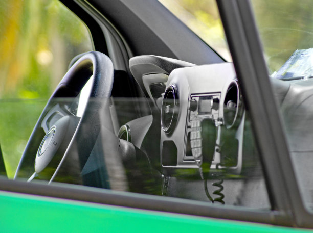 救护车内的方向盘和通讯面板图片下载