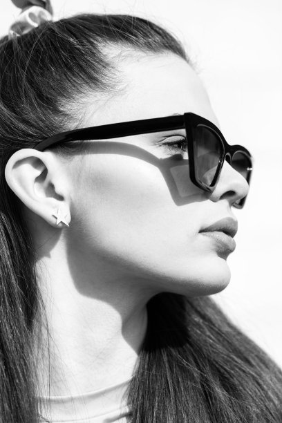 美丽的女人与黑色长发和太阳镜户外特写肖像图片下载