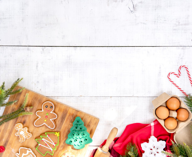 圣诞节和新年快乐的圣诞饼干。姜饼装饰在家里。图片下载