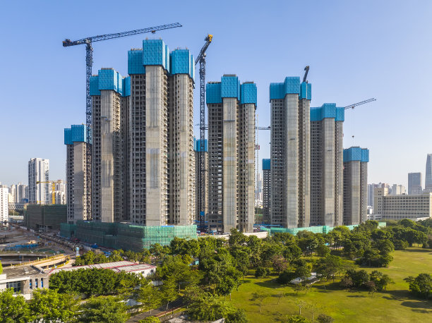 蓝天背景下的建筑工地图片下载