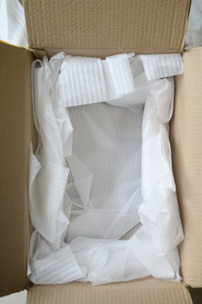 白色包装气泡放在棕色盒子里图片下载