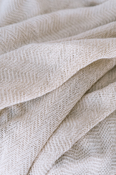 米色编织毯子在床上折痕，特写图片下载