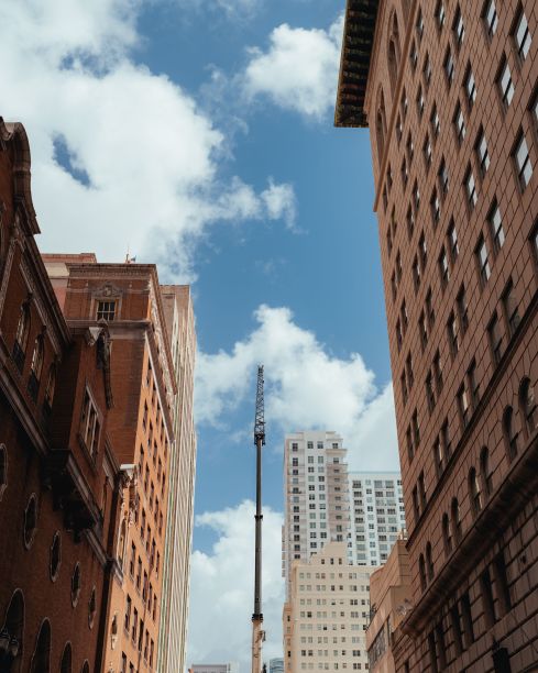 蓝天下市中心高楼大厦的美丽照片图片下载