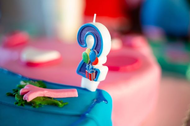 2号蜡烛，礼物和气球的特写镜头图片下载