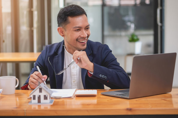 会计，商人，房地产经纪人，商人将样板房和房屋利息计算文件交给客户签字。图片下载