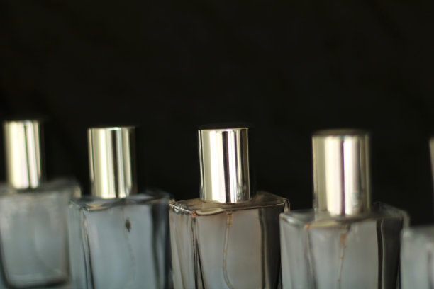 透明玻璃香水。图片下载