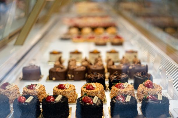 橱窗的特写与不同的糕点浆果在模糊的背景图片下载