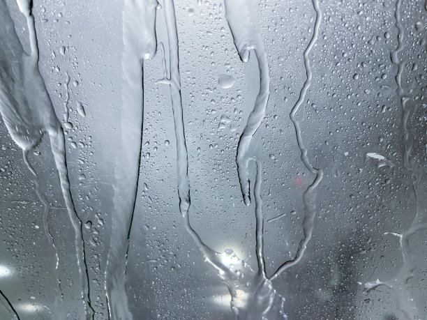 从洗车时的挡风玻璃上冲洗水的抽象设计图片下载