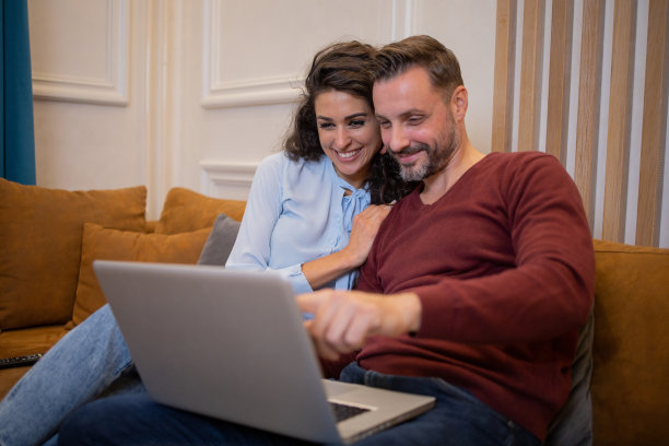 在家工作的夫妇图片下载