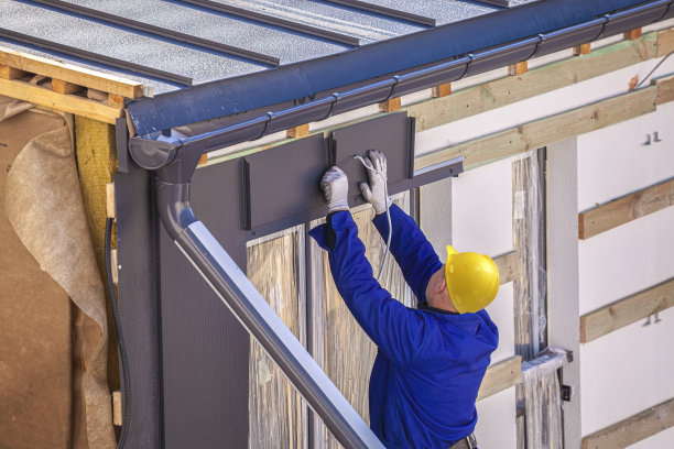 屋顶工人将板材安装在立面上图片下载