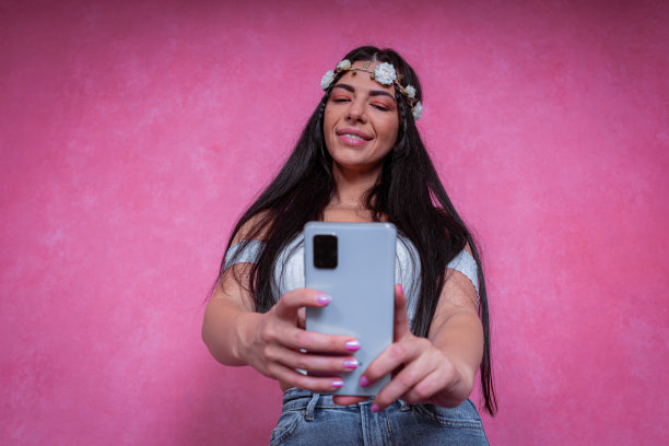 时髦的年轻女子手持智能手机图片下载