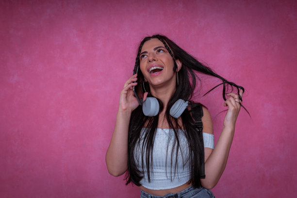 一个快乐的现代年轻女子打电话的摄影镜头图片下载