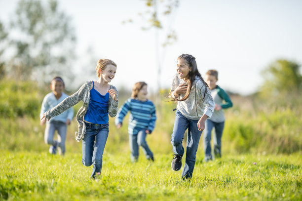 小学生课间跑步图片下载