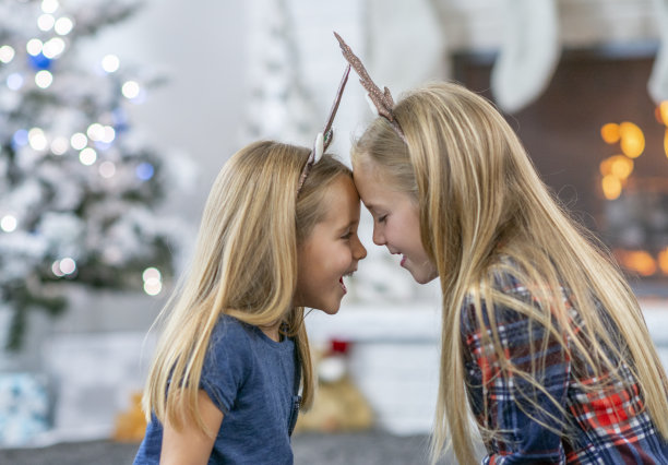 姐妹们面对面的圣诞早晨图片下载