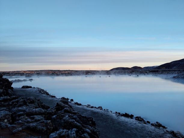 山上清澈湖泊的迷人照片图片下载