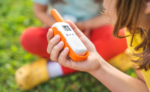 小孩，女孩玩对讲机。带频道的对讲机。侦探，间谍的游戏。孩子们在远处说话，说信息。在森林、公园、远足与家长交流。找到失踪的人图片下载