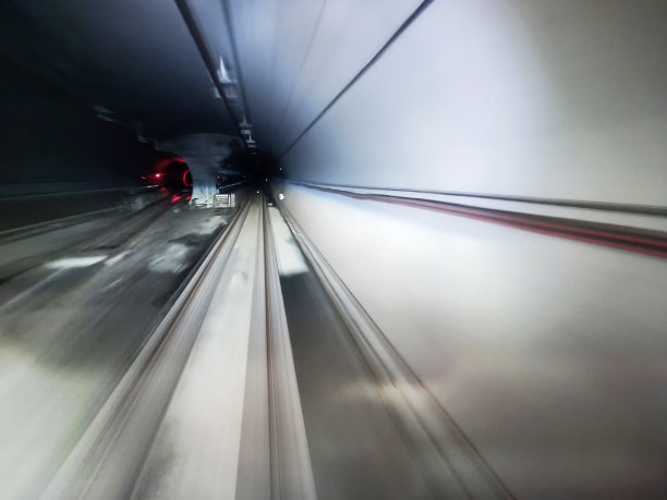 背景为地铁隧道图片下载