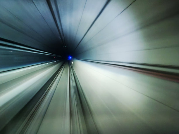 背景为地铁隧道图片下载