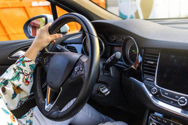 年轻女子开着她的新车。激动人心的概念。图片下载