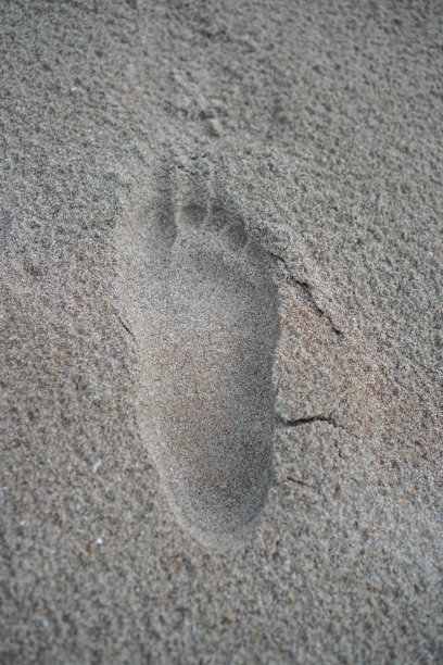 夏天沙滩上的脚印图片下载