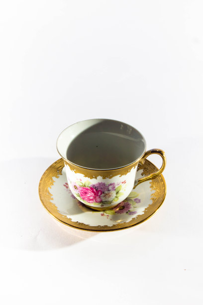 真品杯与金雕刻在白色背景图片下载